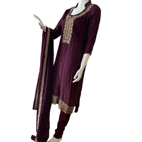 New, Purple Pajama Kameez with Gold Detail. Size: Medium - Picture 15 of 15